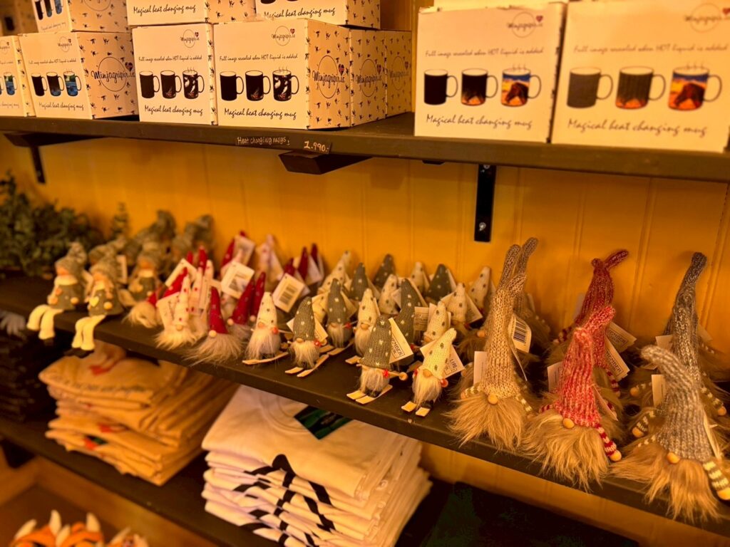 お土産やさんの小人の人形