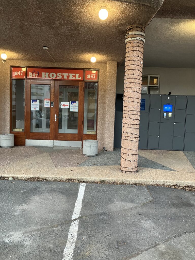 ホステルB47の入口