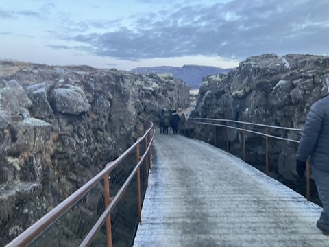 プレートの境目を歩く写真