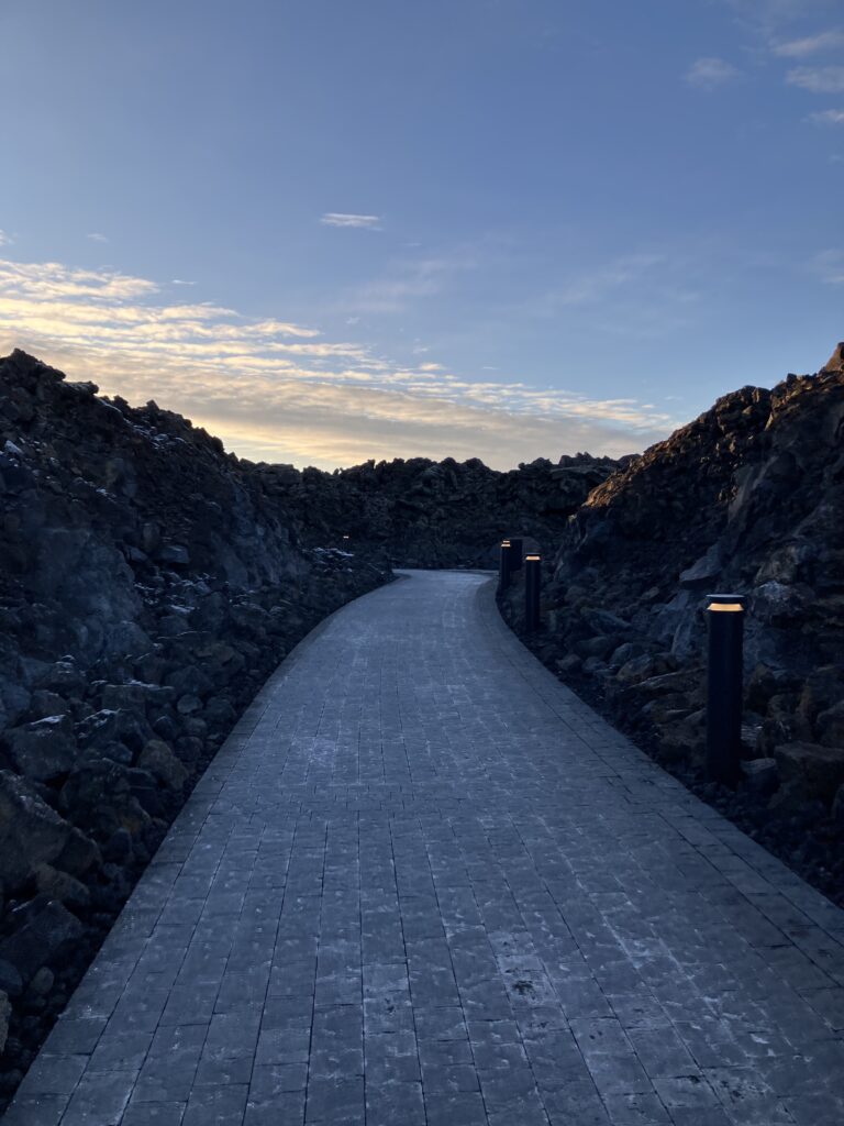 ブルーラグーン館内までの道