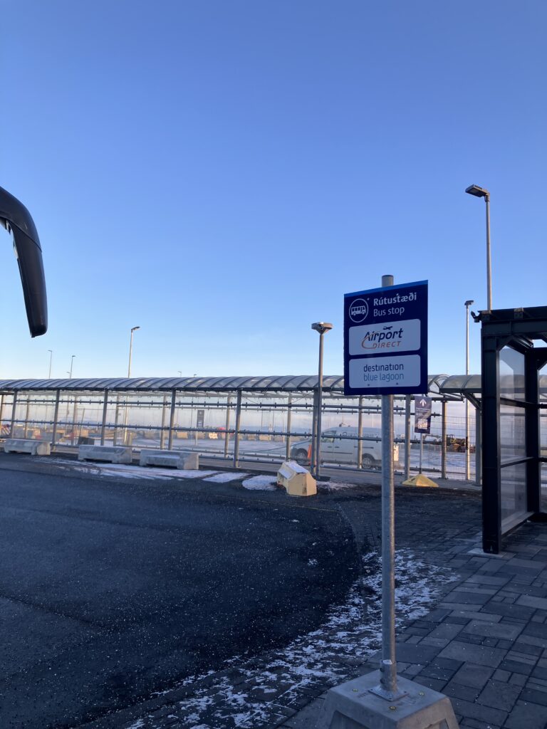 ケプラヴィーク空港からブルーラグーン行きのバス停