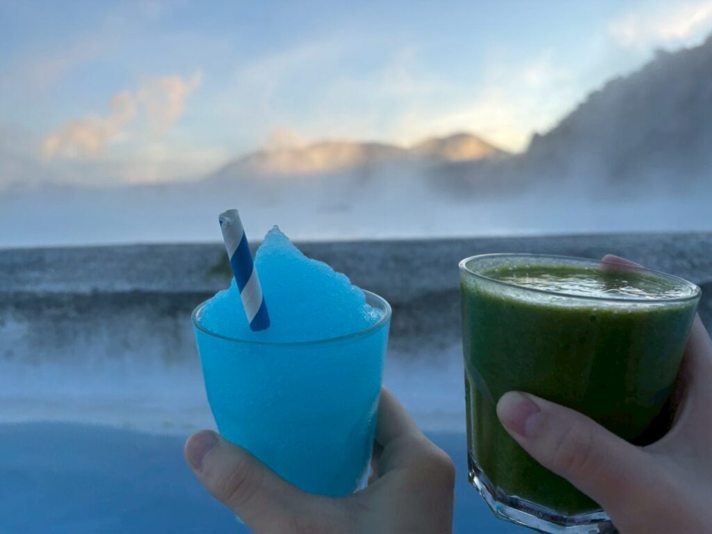 ブルーラグーンでドリンクを持った写真