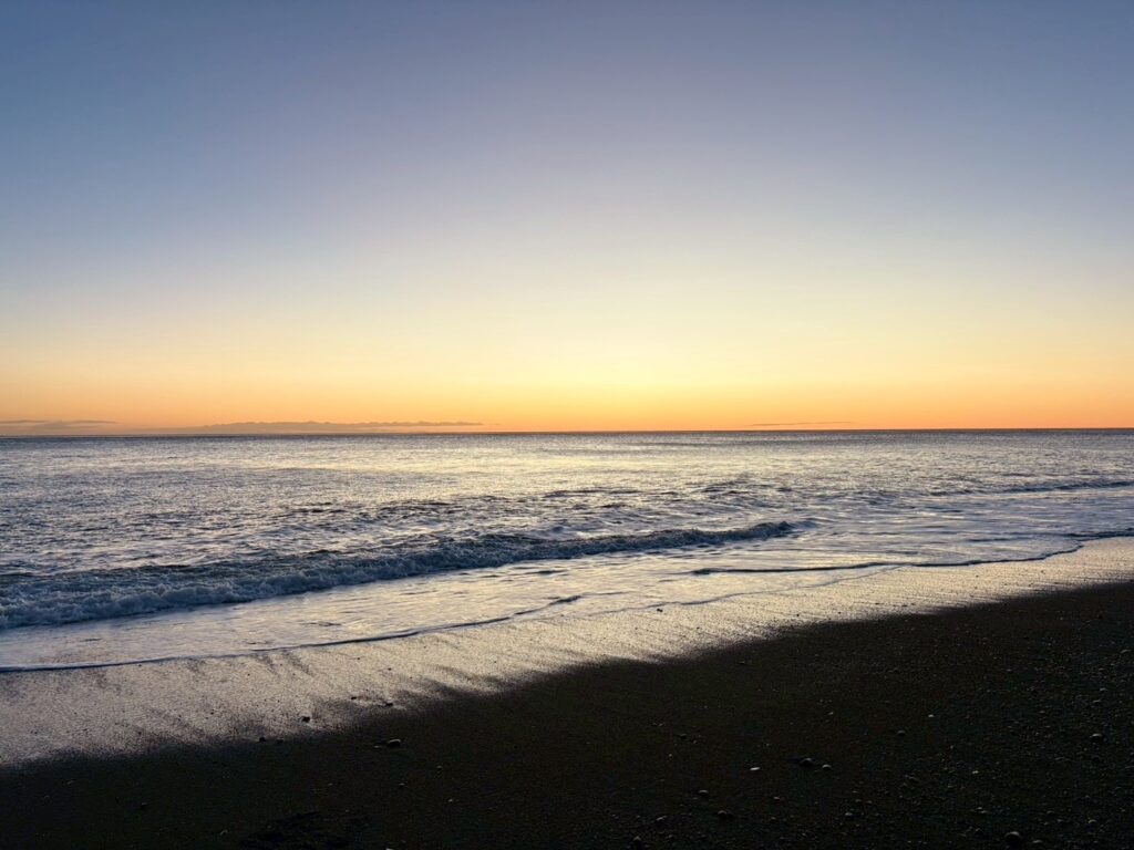 ブラックサンドビーチのレイニスフィヤラ