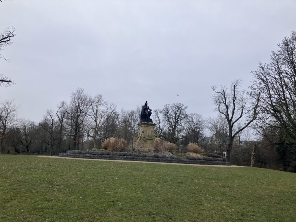 ヨースト・ファン・デン・フォンデルの像