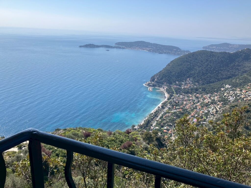 シャトーエザのテラス席でのランチ