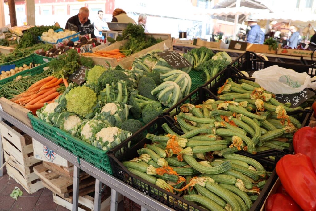 サレヤ広場の朝市の野菜