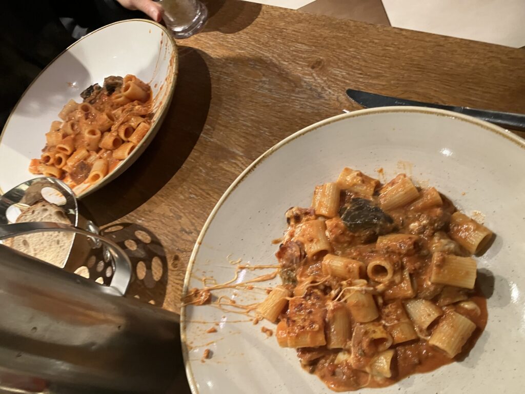 La Favolaの大きな器で仕上げるパスタ