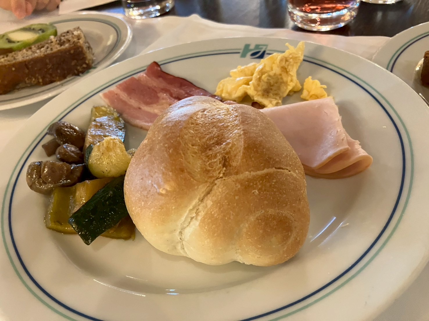 朝食プレート(パン・ハム・スクランブルエッグ)