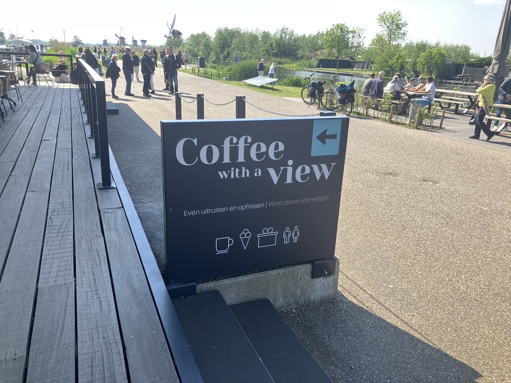 キンデルダイク入口のカフェ「Coffee with a view」の案内