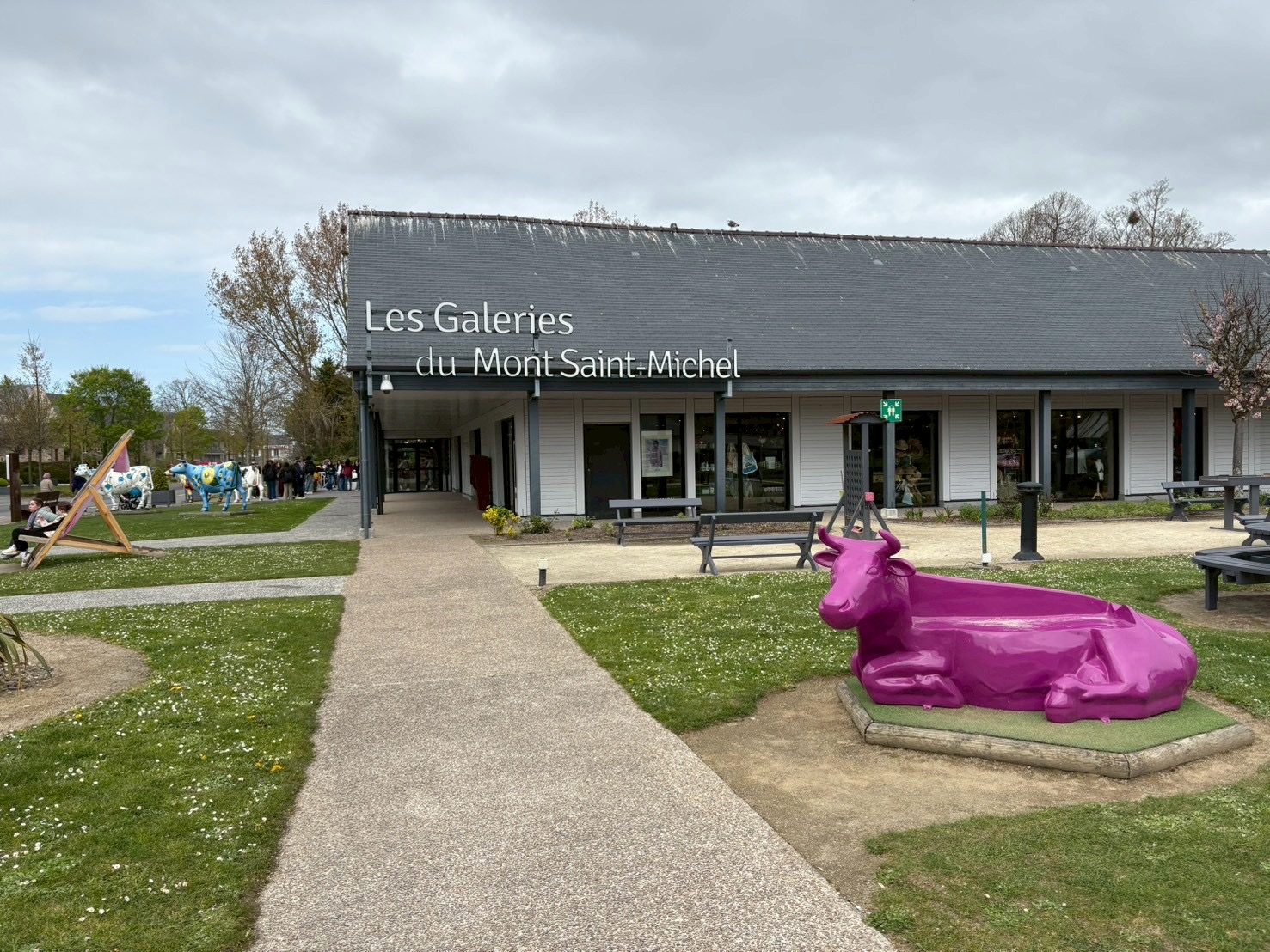 本土側の観光案内所「Les Galeries du Mont Saint-Michel」