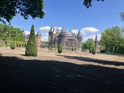 デハール城を望む庭園の風景(5月の青空とトピアリー)