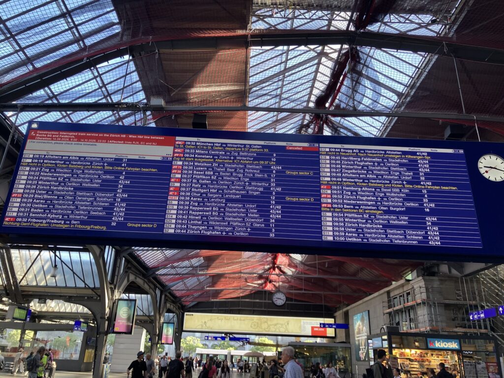 チューリッヒ駅の電光掲示板