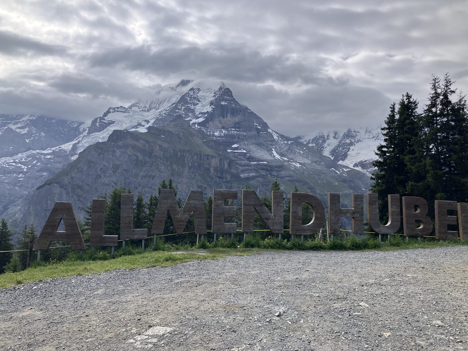 「ALLMENDHUBEL」の立体文字サイン。記念写真スポット