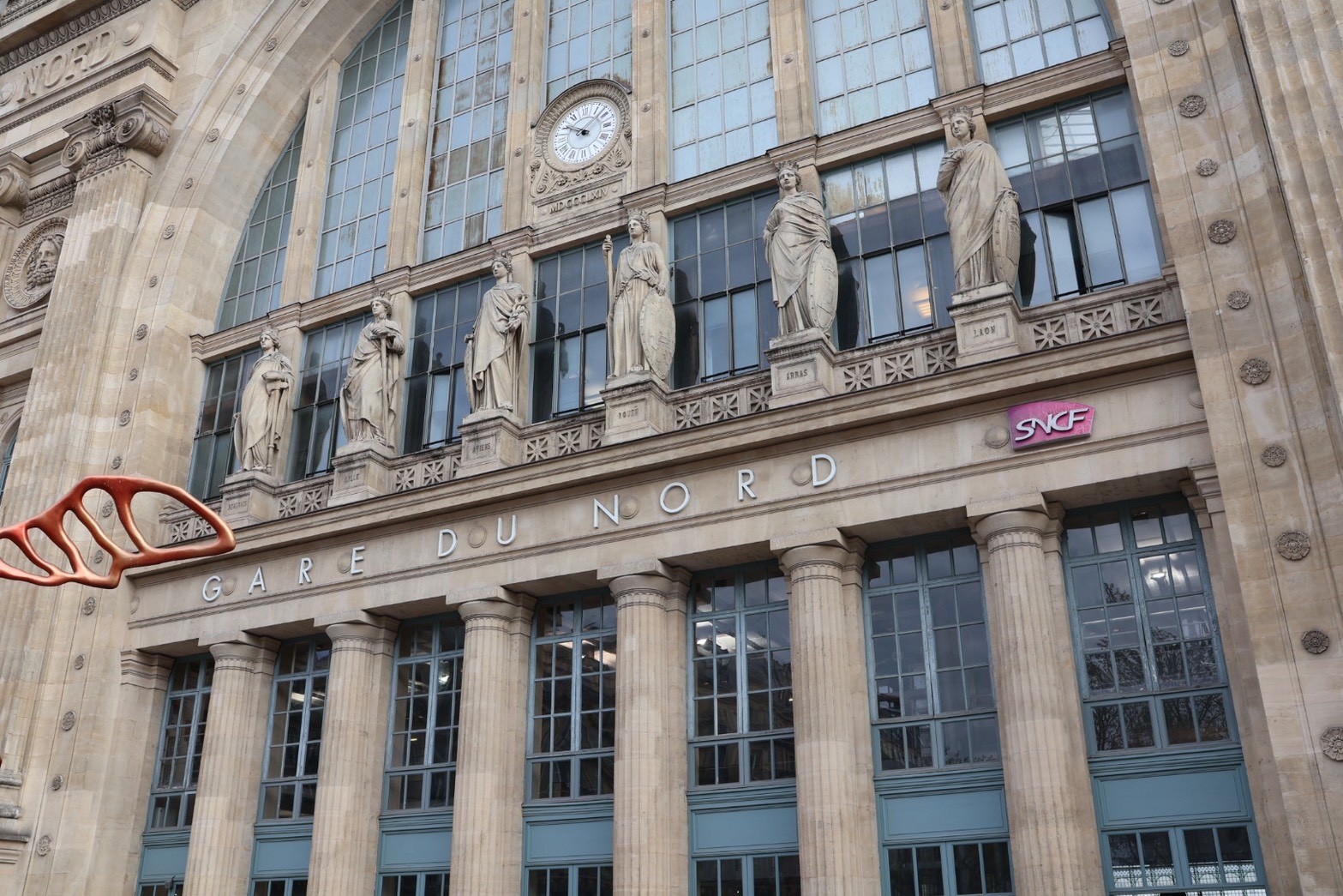 終点のパリ北駅(Gare du Nord)。彫像が並ぶ石造りの駅舎