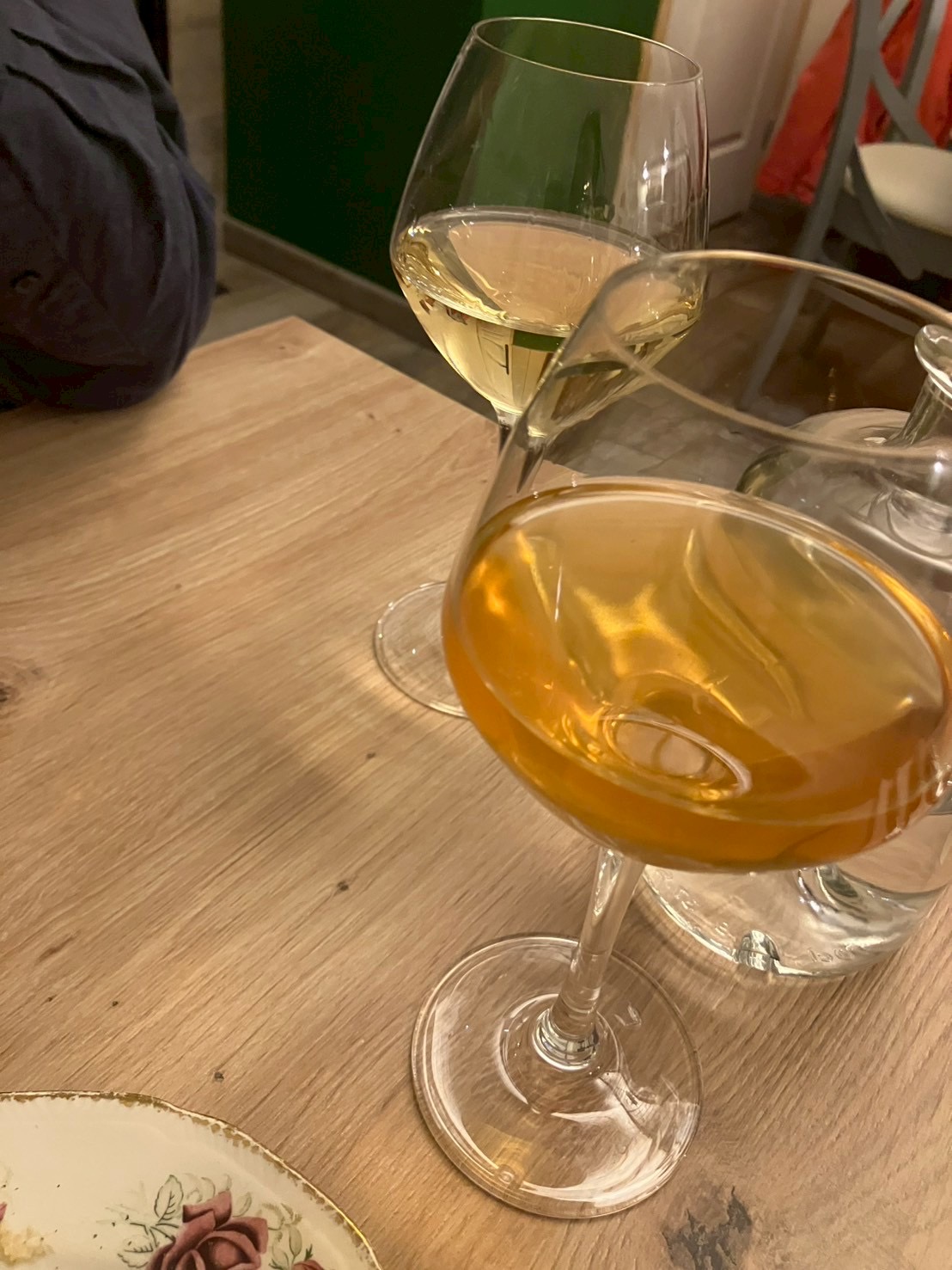 ディジョンのワインバーで試飲した白ワインとオレンジワインのグラス