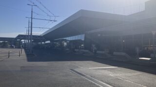 ジュネーブ空港の出発階すぐ外にあるバス・トラム乗り場