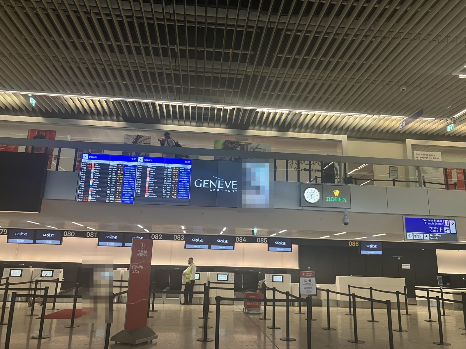ジュネーブ空港 出発階の発着案内ボードとチェックインカウンター