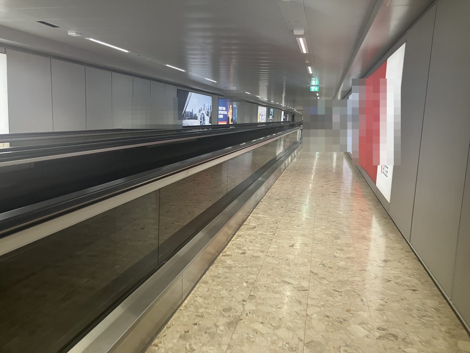 ジュネーブ空港の搭乗ゲートへ続く動く歩道の通路