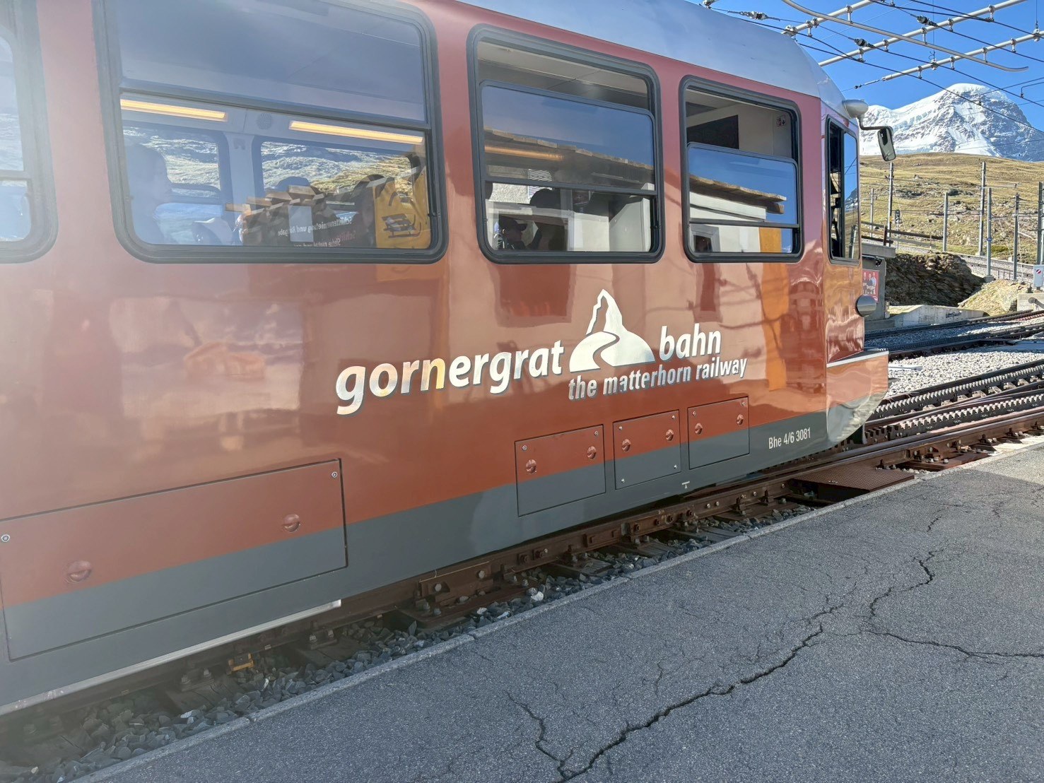 ゴルナーグラート鉄道の車両とマッターホルン