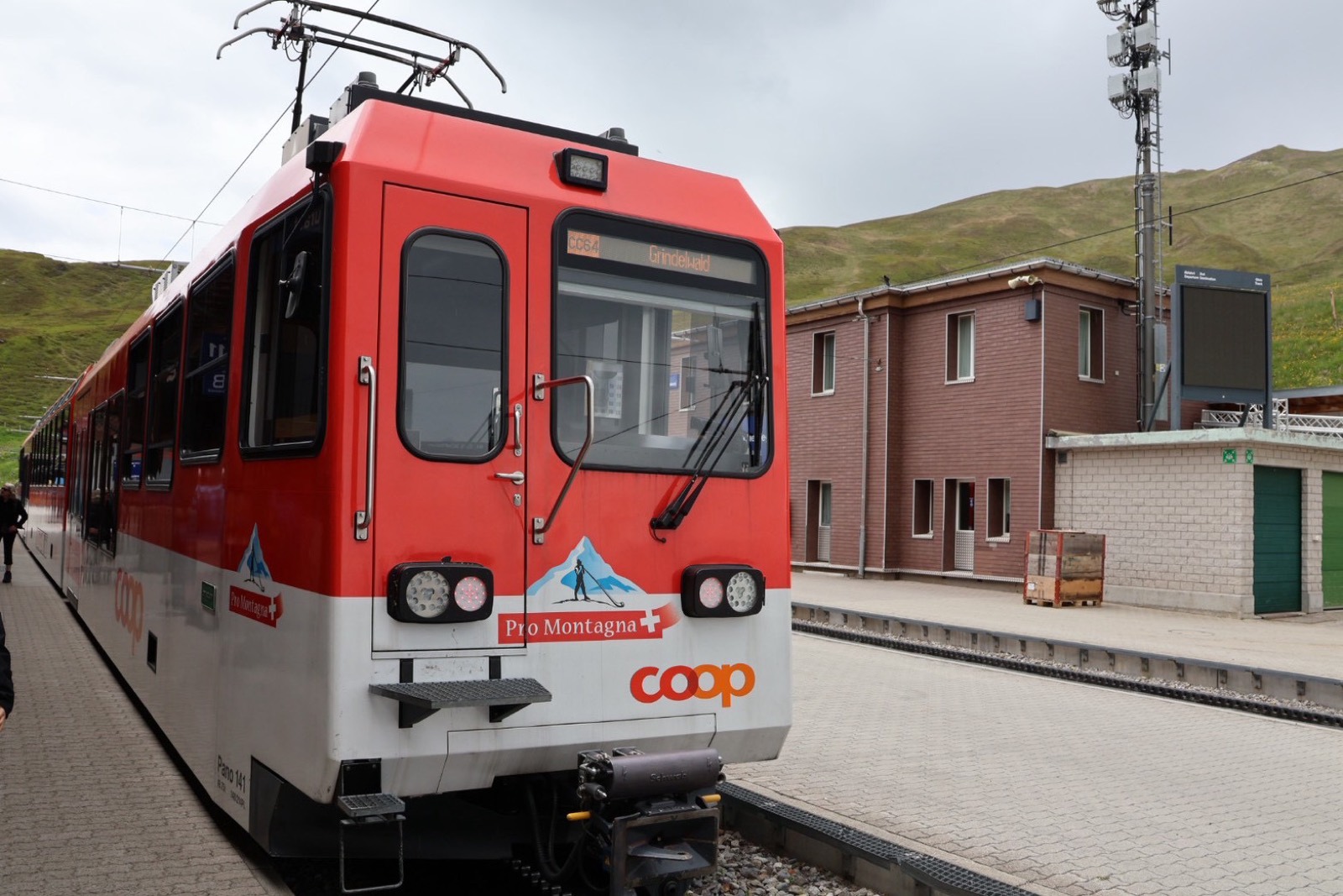 クライネ・シャイデック駅のグリンデルワルト行き登山列車