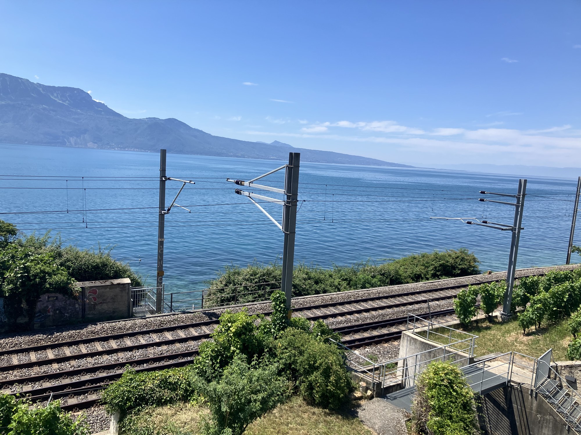 ラヴォーの線路ごしに広がるレマン湖