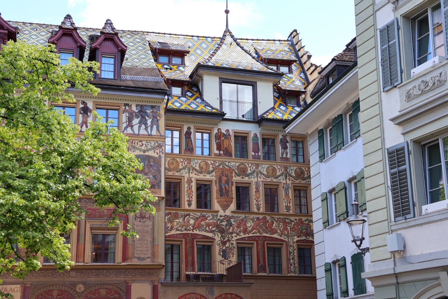 ルツェルン旧市街の壁画が描かれた建物のファサード