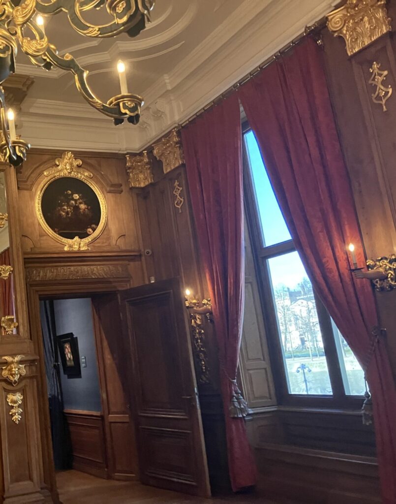マウリッツハイス美術館の装飾された展示室（シャンデリアと窓辺）