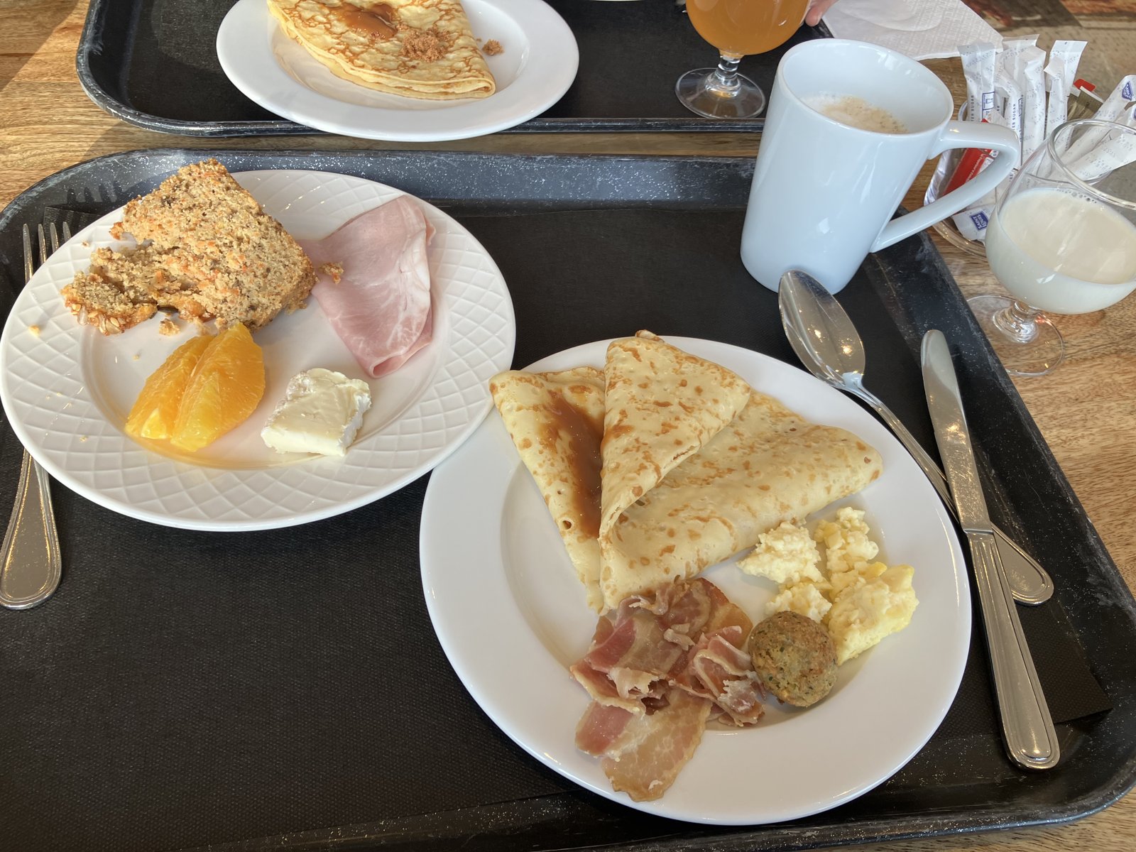 Mercure Mont-Saint-Michelの朝食ビュッフェ（クレープ・スクランブルエッグ・ハムなど）