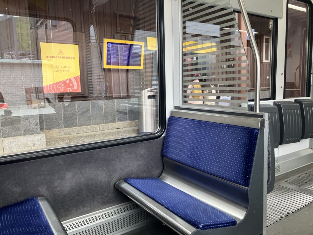 クライネ・シャイデックから乗った登山列車の車内(青い座席)