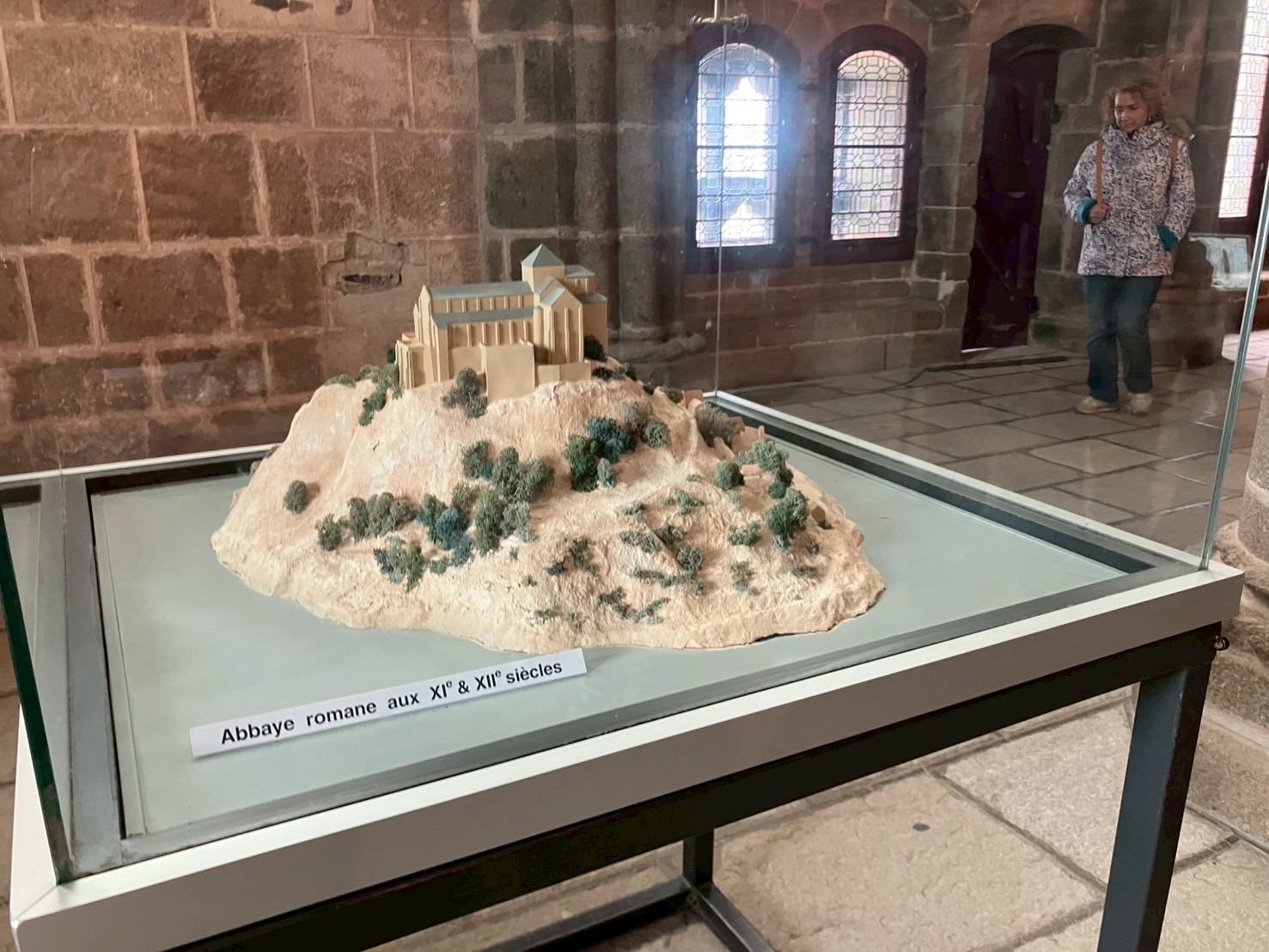 モンサンミッシェル修道院内に展示された11〜12世紀の島の模型(Abbaye romane)