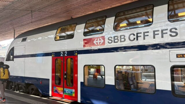 ホームに停車するスイスSBBの二階建て列車（SBB CFF FFS）