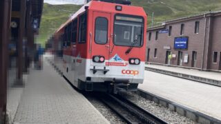 クライネシャイデック駅に停まる赤い登山電車（WAB）