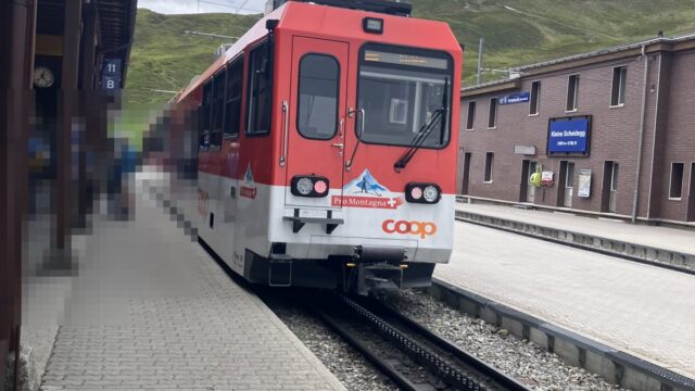 クライネシャイデック駅に停まる赤い登山電車（WAB）