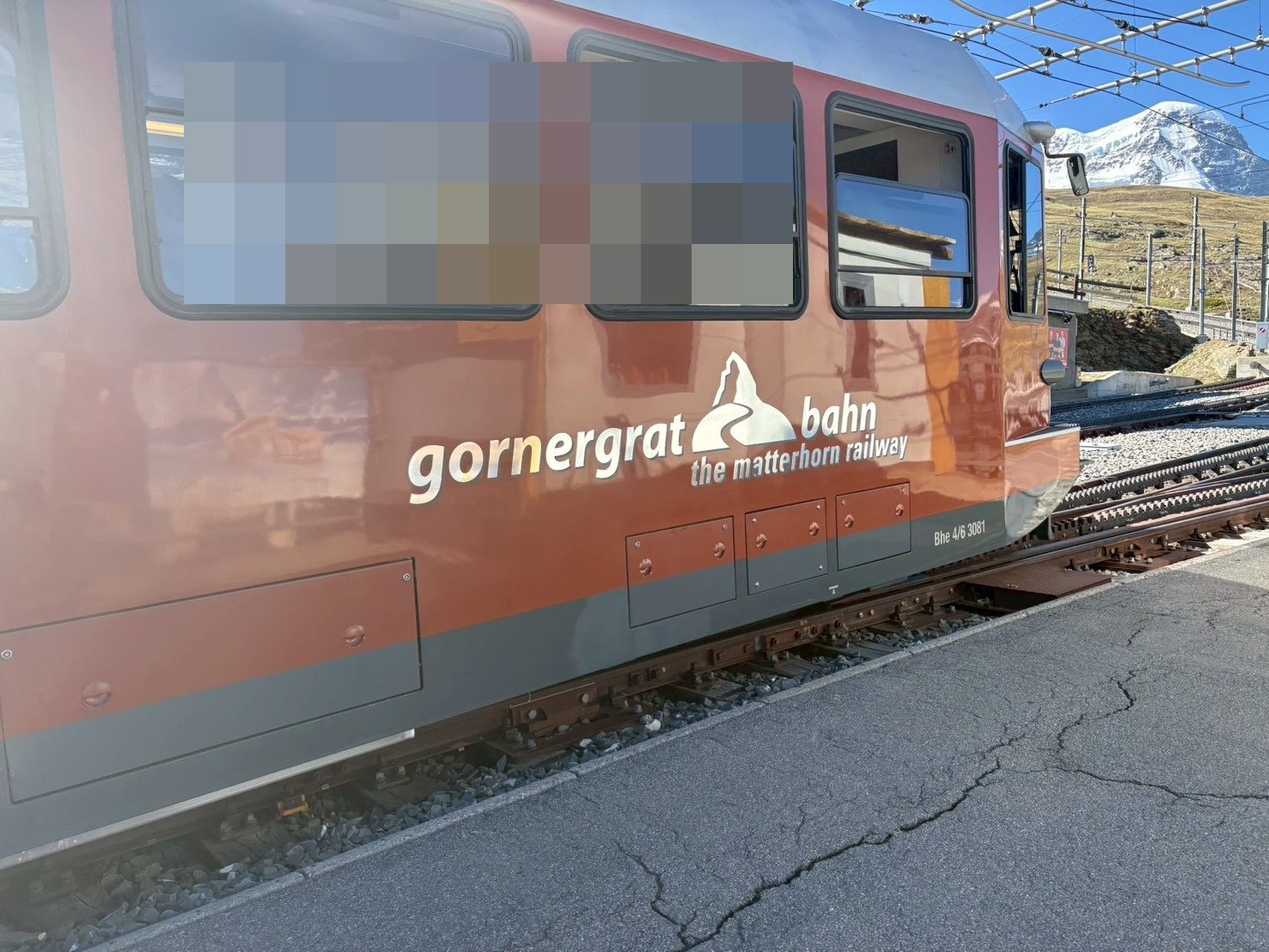 ゴルナーグラート鉄道の登山列車とマッターホルン