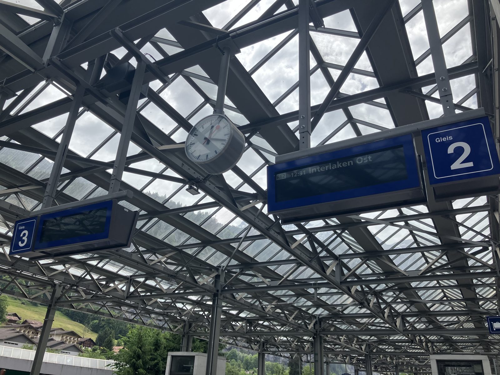 インターラーケン・オスト駅のホーム案内（Gleis 2・3）