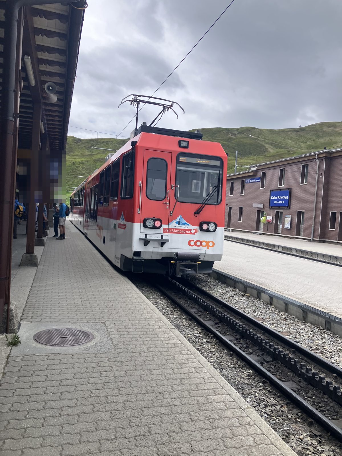 クライネ・シャイデック駅に停まる赤い山岳列車