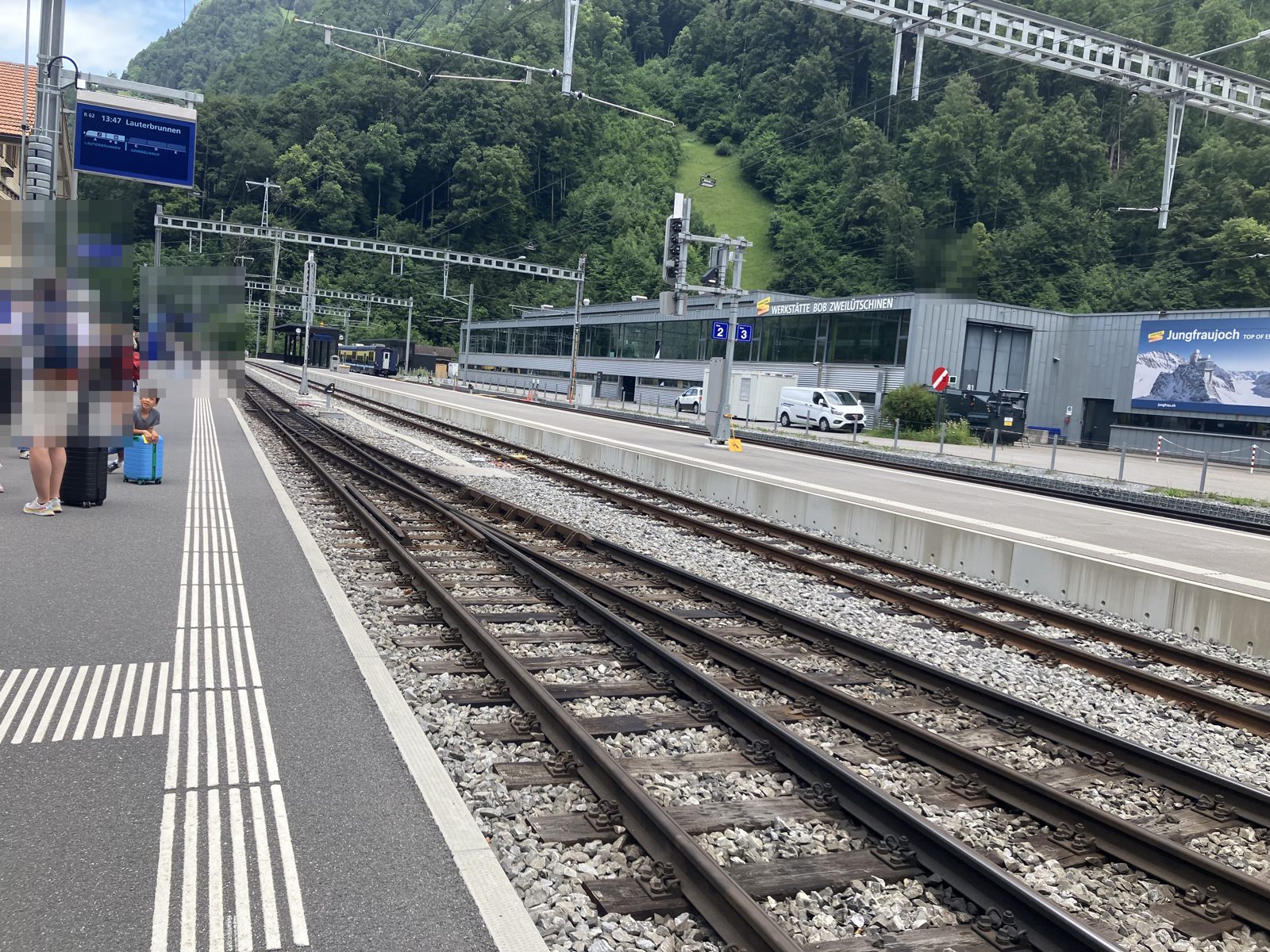 改札のないスイスの駅のホーム（ラウターブルンネン）
