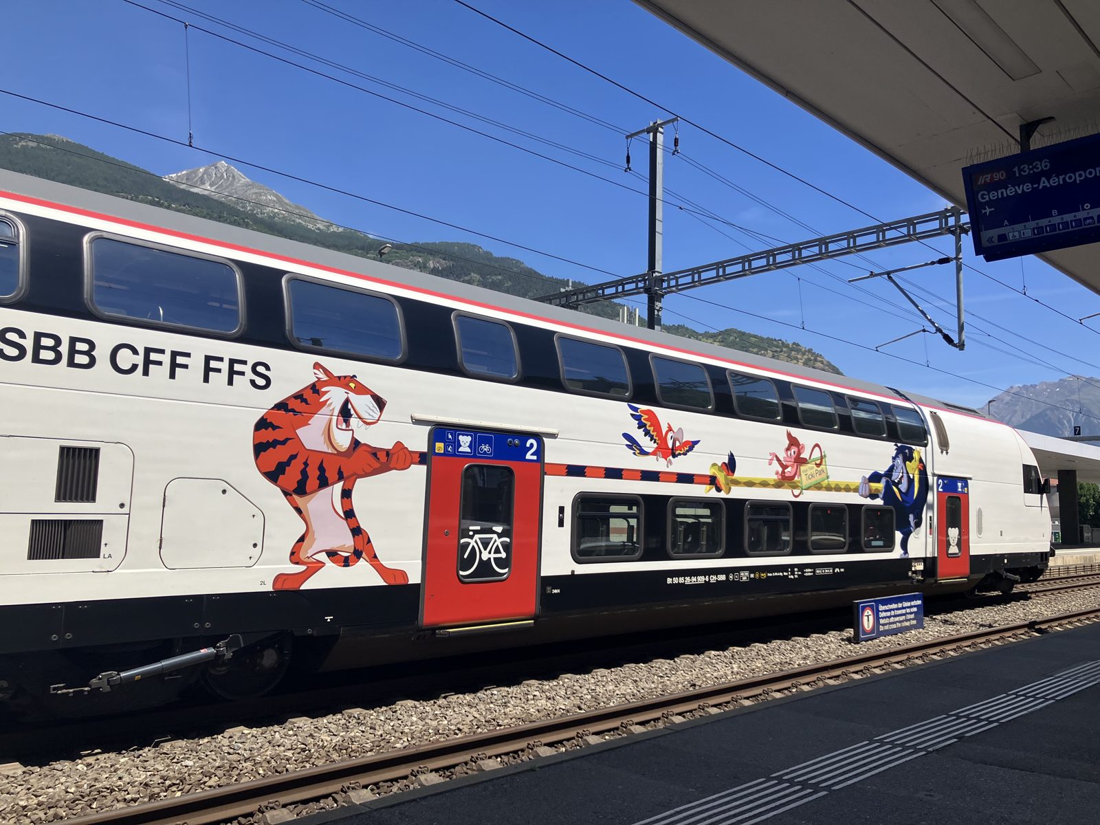 動物のイラストが描かれたスイス国鉄の2階建てファミリー車（Ticki Park）