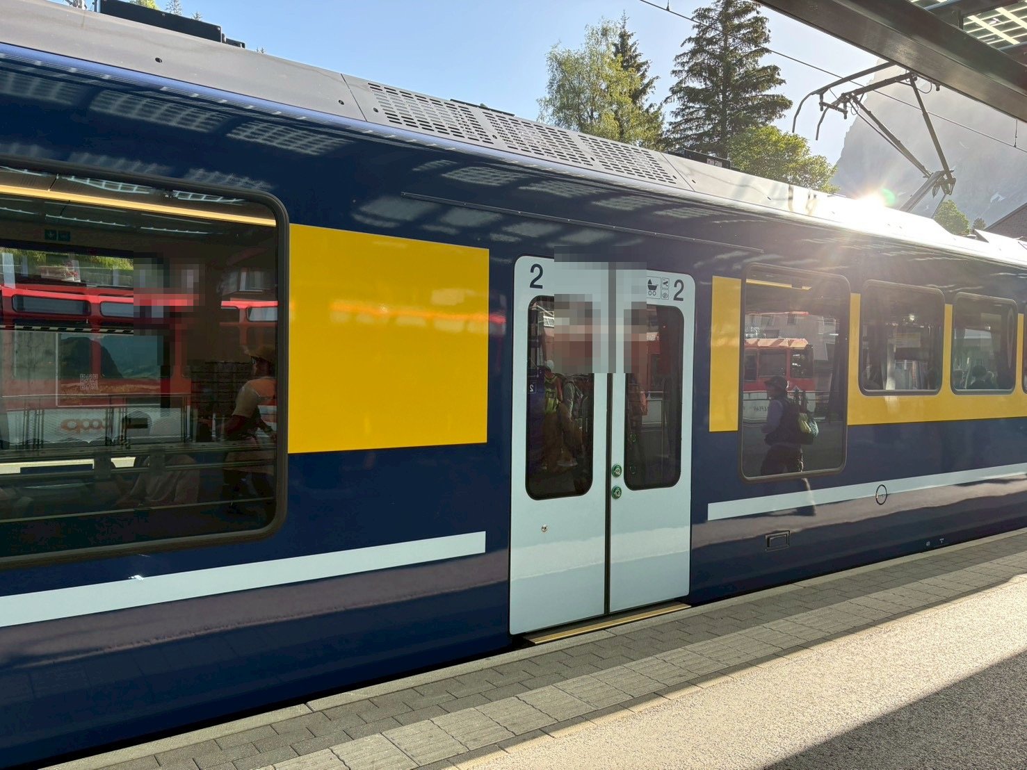 ベルナーオーバーラント鉄道の2等車のドア（ボタンで開けるタイプ）