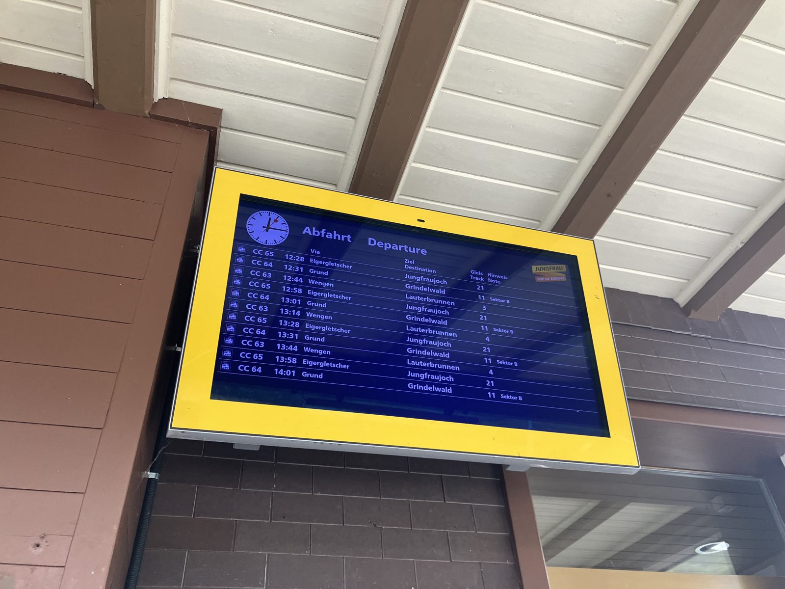 スイスの駅の黄色い出発案内板（Abfahrt＝出発）
