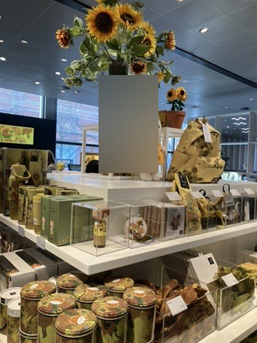 ゴッホ美術館のショップに並ぶミッフィーのコラボグッズ