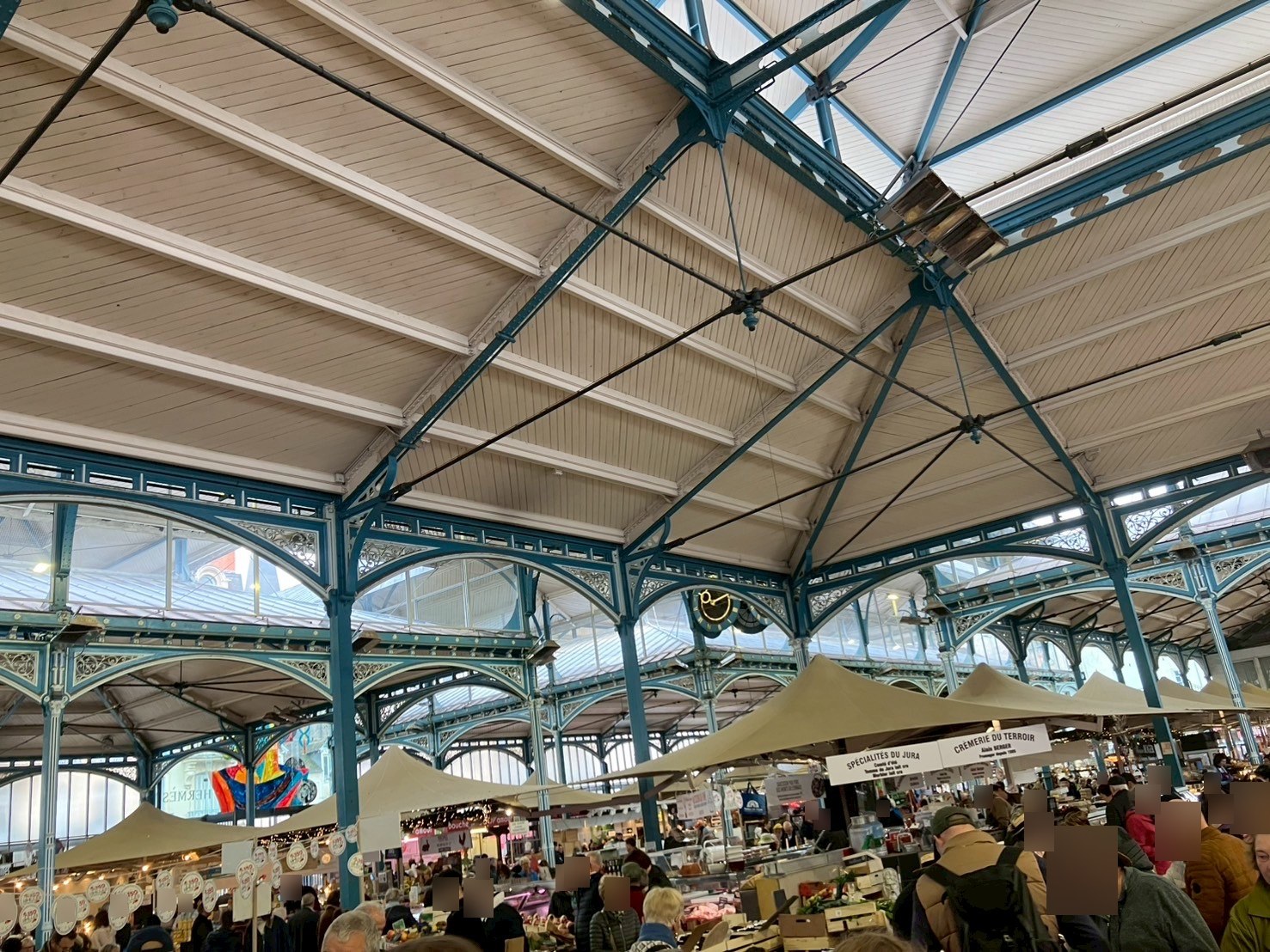 ディジョンのレ・アル(Les Halles)市場ホールの鉄骨屋根と朝市の様子