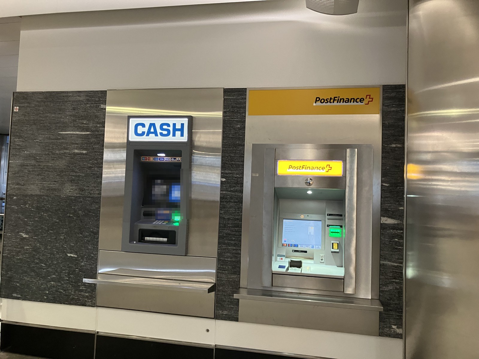 チューリッヒ空港のATM（CASH／PostFinance）