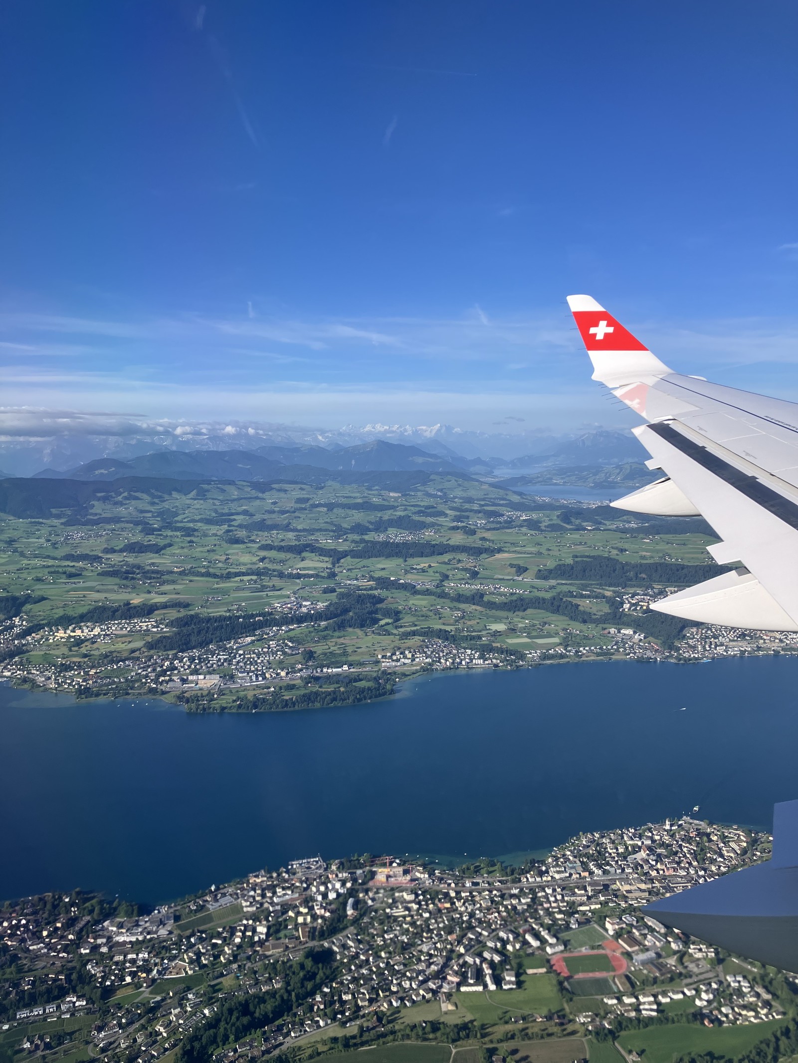 着陸前、機内から見えたスイスの街と湖（SWISSの機体）