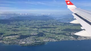 着陸前、機内から見えたスイスの街と湖（SWISSの機体）