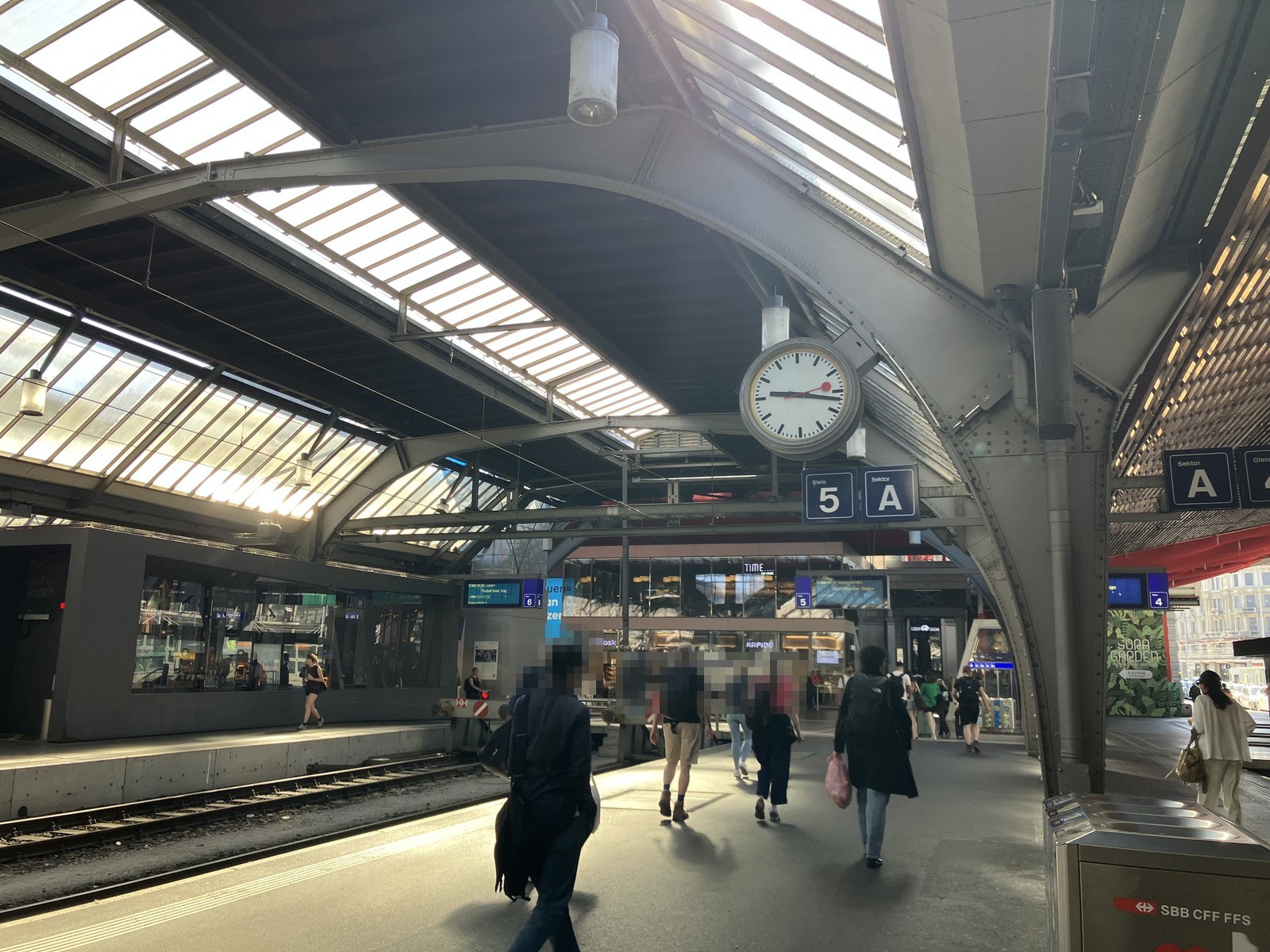 チューリッヒ中央駅のホーム。SBBの時計と番線表示（5番線A）