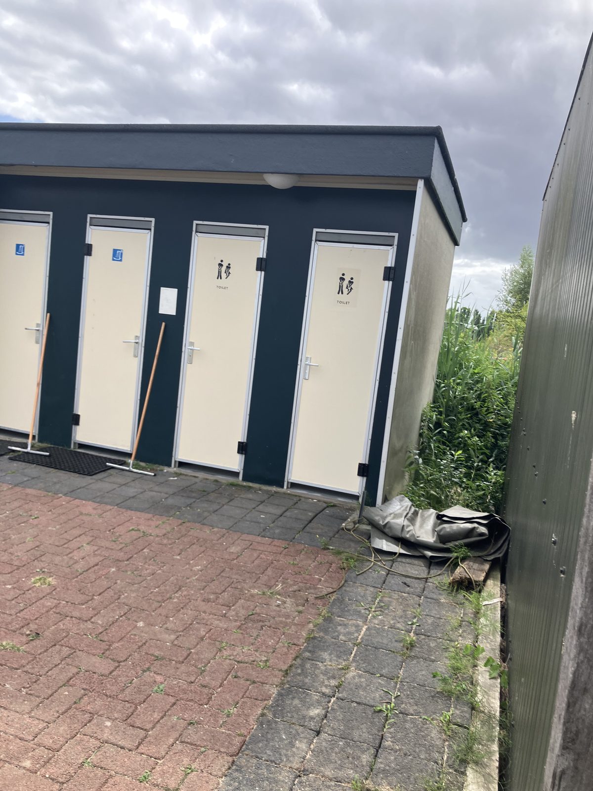 キャンプ場のトイレとシャワーの建物