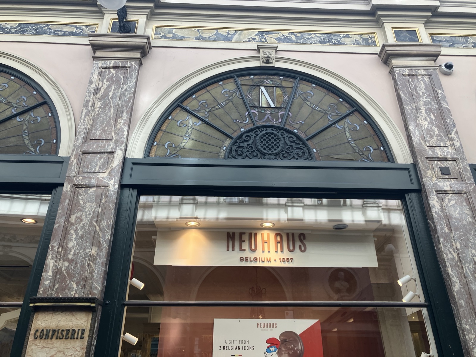 ギャルリー・サンチュベール内のノイハウスの店頭