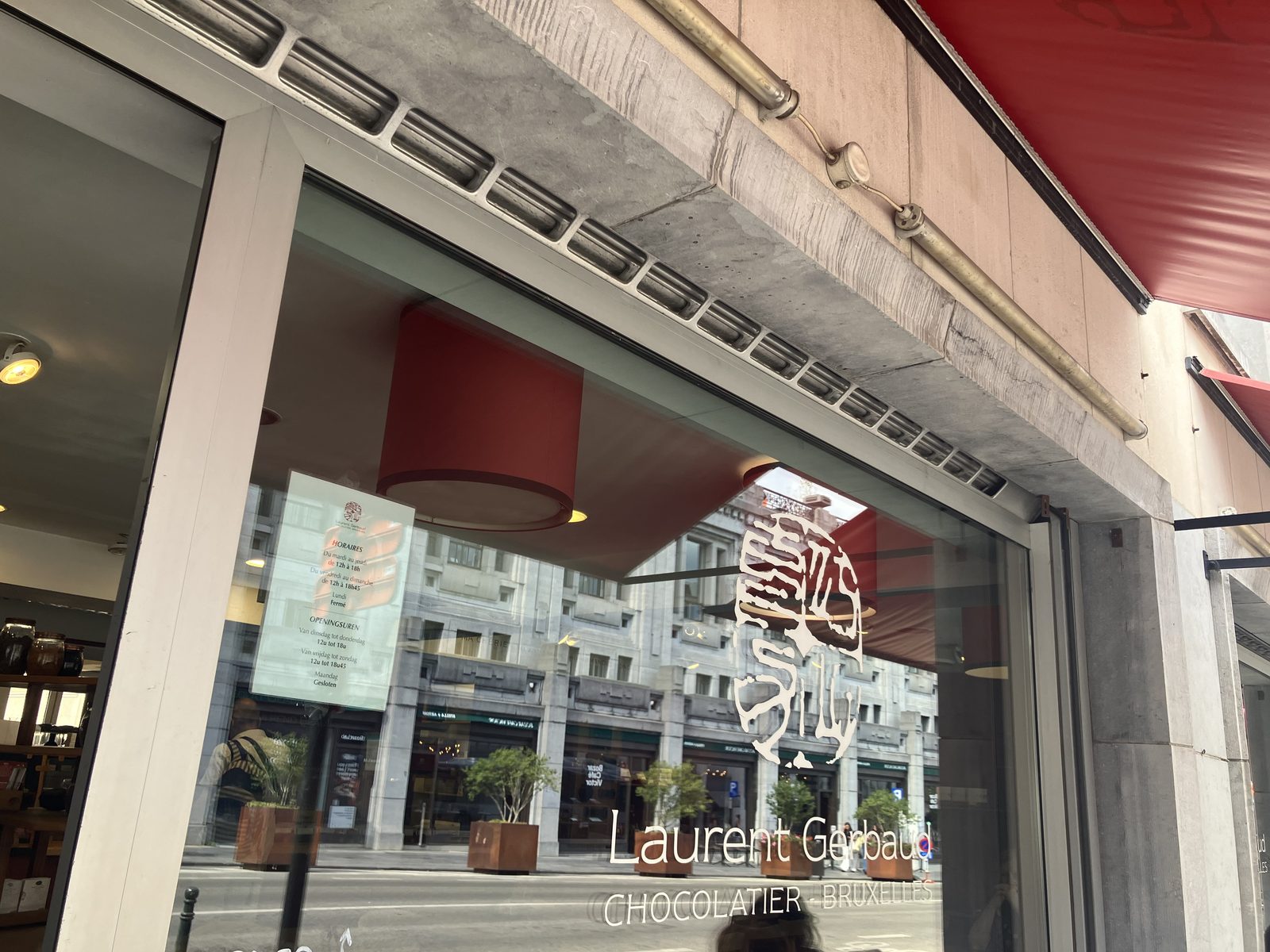 ローラン・ジェルボーの店の窓とロゴ