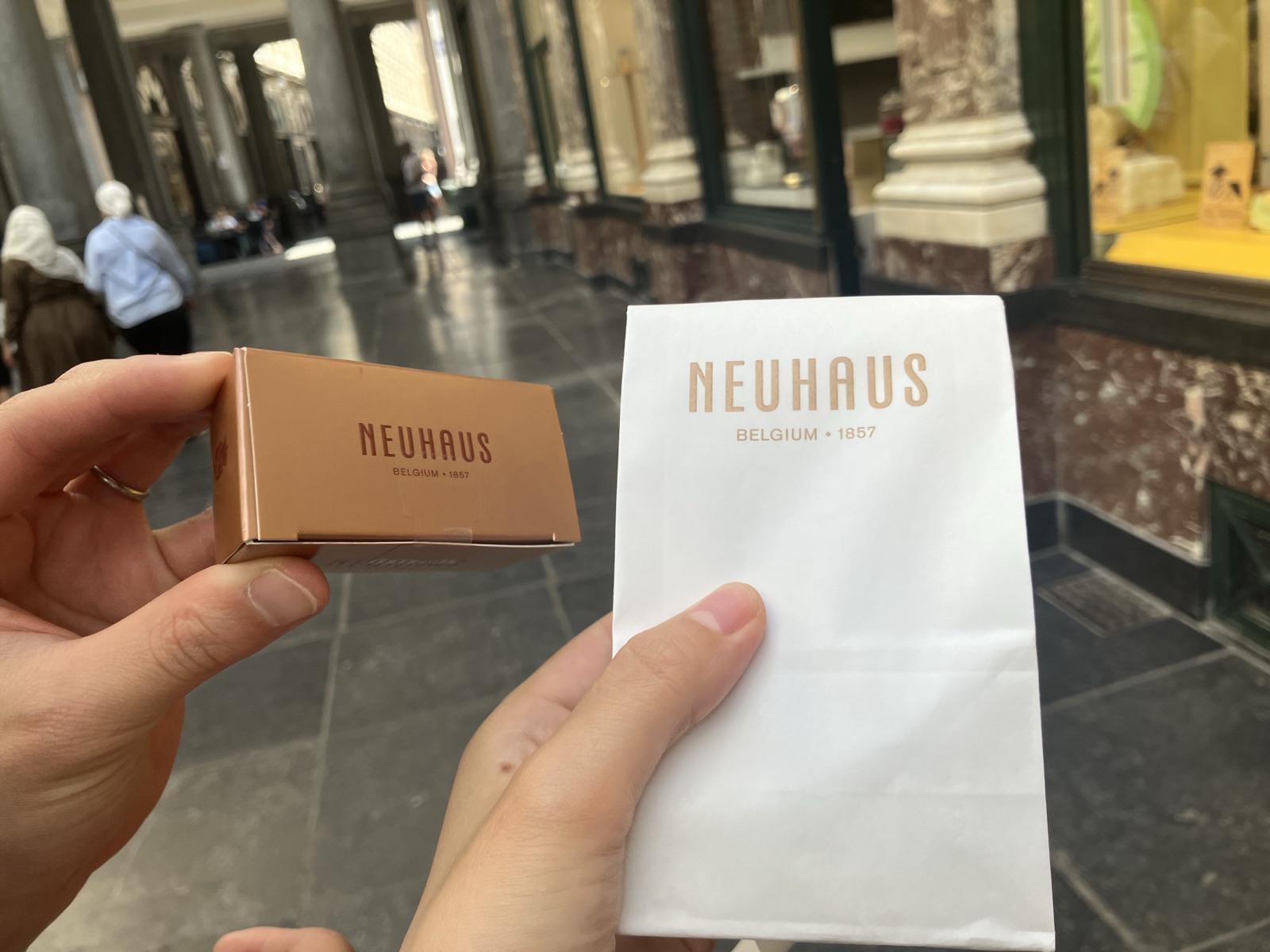 ノイハウスで買ったチョコレートの箱と紙袋